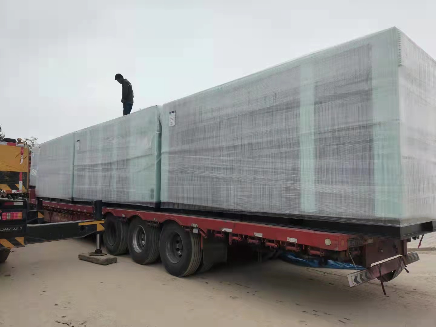 漢(hàn)鐘節能(neng)雙級永(yong)磁空壓(yā)機到達(da)大型生(shēng)物化工(gōng)企業項(xiang)目現場(chǎng)